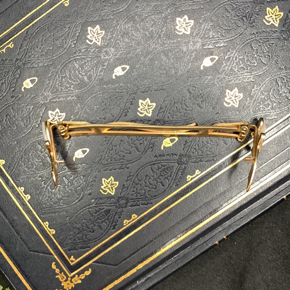 Vintage gold tone metal SLICK tie clip with Mother of Pearl daggers / knives - Picture 13 of 13